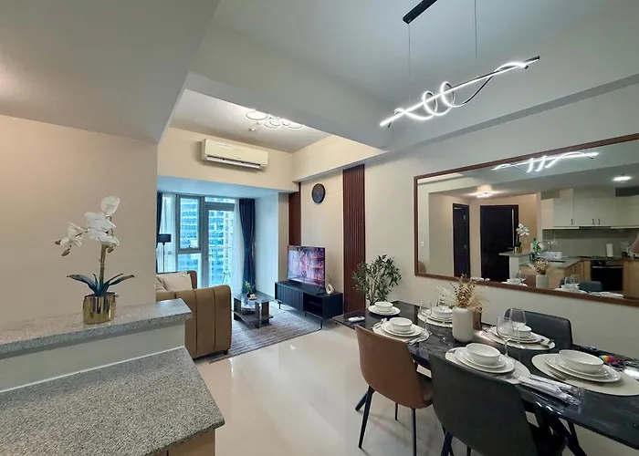 Apartment Uptown Luxe 2br I 4bedsi Balcony And Views At Bgc