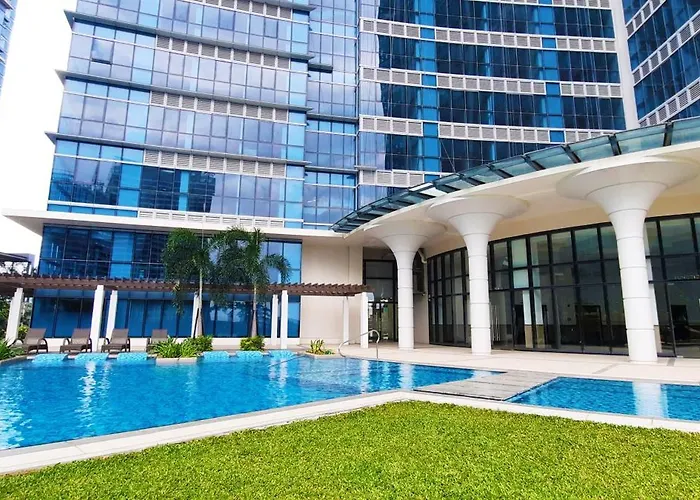 Apartment Uptown Luxe 2br I 4bedsi Balcony And Views At Bgc *